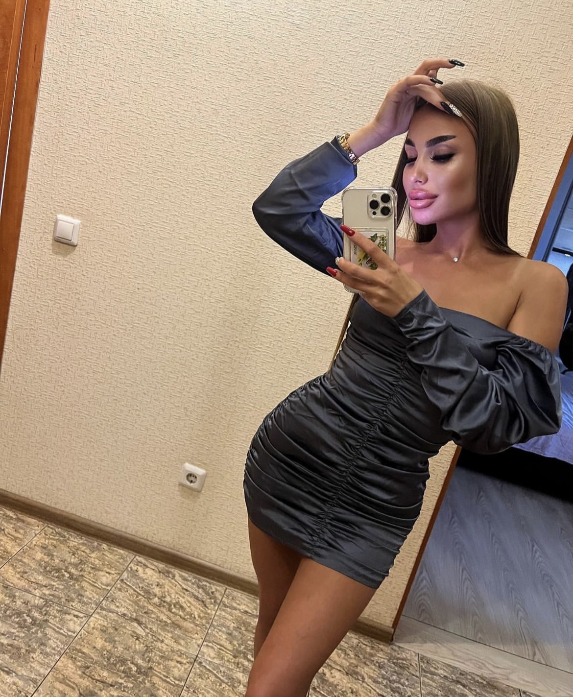 Брюнетка Алина стройная сделает качественно окончание на лицо и примет у себя