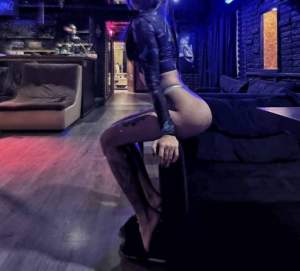 Проститутка Вивьен 24 лет сделает с удовольствием стриптиз профи и позовет в гости
