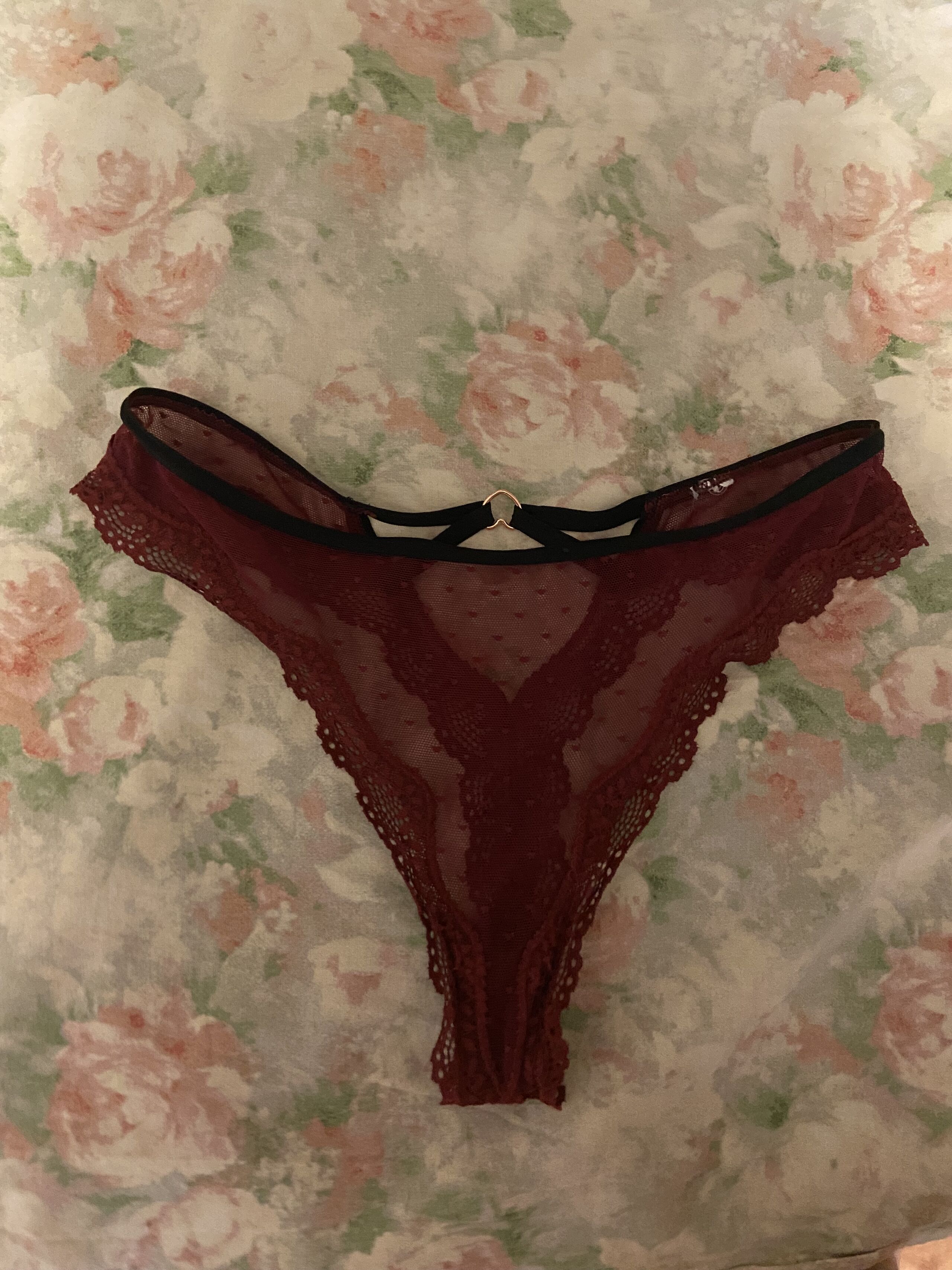 Профессионалка Трусикикоготки с 2 размером груди сделает с удовольствием трамплинг и пригласит к себе в Любой район