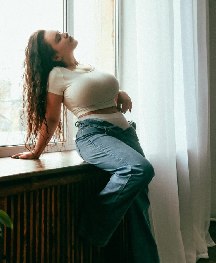 Проститутка ЛАЛИ с 4 размером груди сделает профессионально минет без резинки и позовет в гости