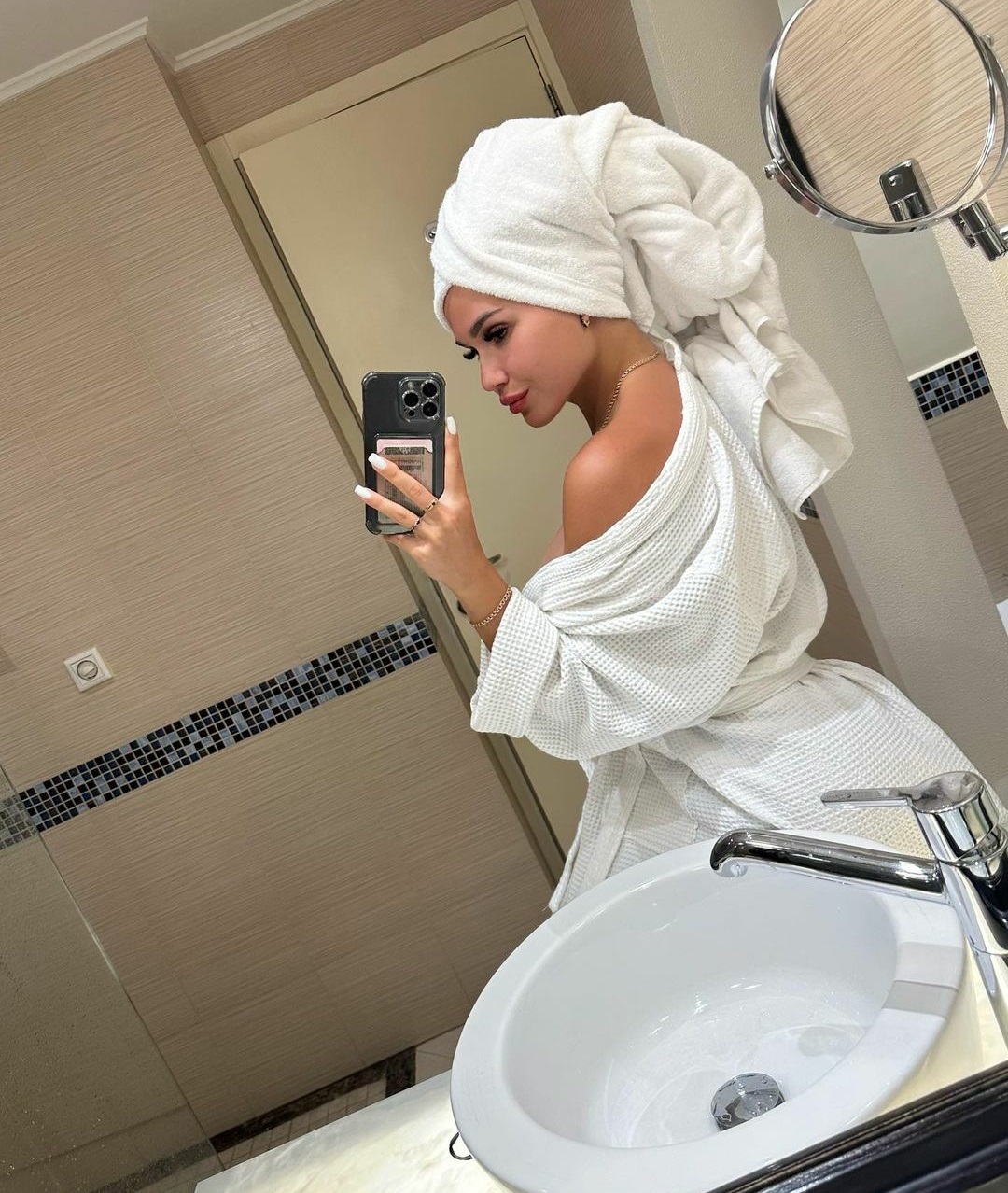 Шлюха ВИОЛЕТТА ТОР стройная исполнит расслабляющий массаж и примет у себя в Район - Центр