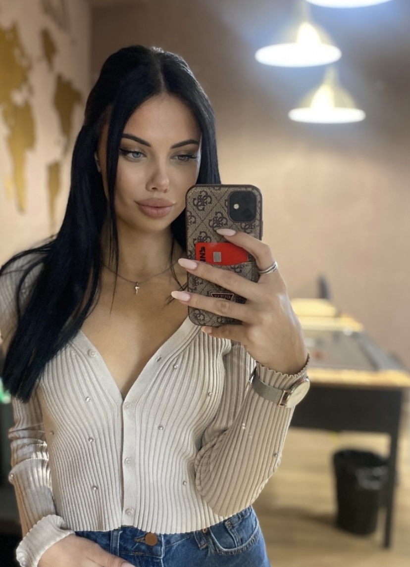 Брюнетка ЛИКА стройная сделает нежно массаж профи и пригласит к себе