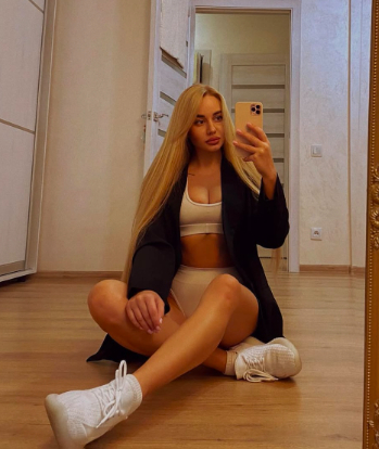 Девочка УЛЬЯНА с 3 размером груди подарит расслабляющий массаж и позовет в гости в Район - Центр