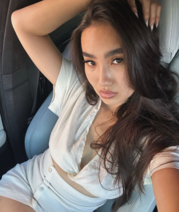 Индивидуалка АЙЗА 21 лет подарит эскорт и позовет в гости в Район - Центр