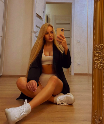 Профессионалка УЛЬЯНА с 3 размером груди сделает качественно минет в авто и примет у себя в Район - Центр