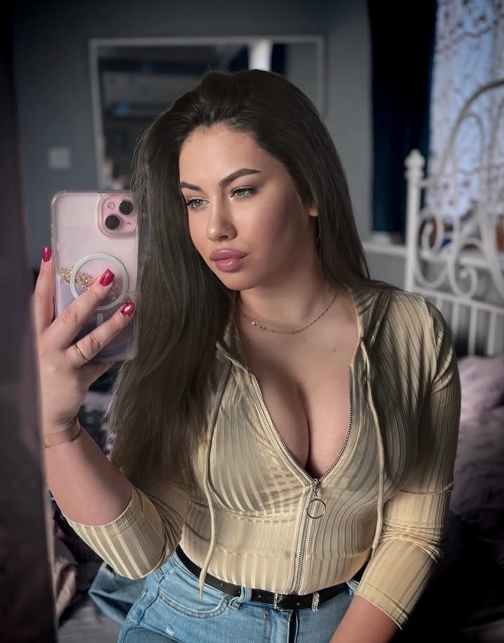 Девушка по вызову АРИНА PLUS стройная сделает профессионально эскорт и примет у себя в Район - Центр