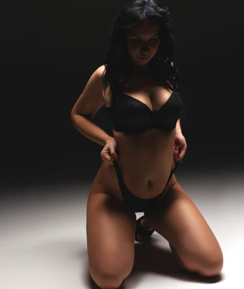 Профессионалка ЕВГЕНИЯ 22 лет сделает с удовольствием минет в авто и примет у себя в Район - Центр